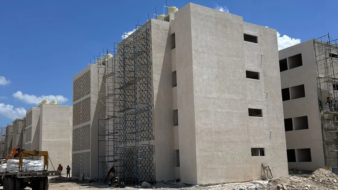 Edificios de vivienda en obra con grúa